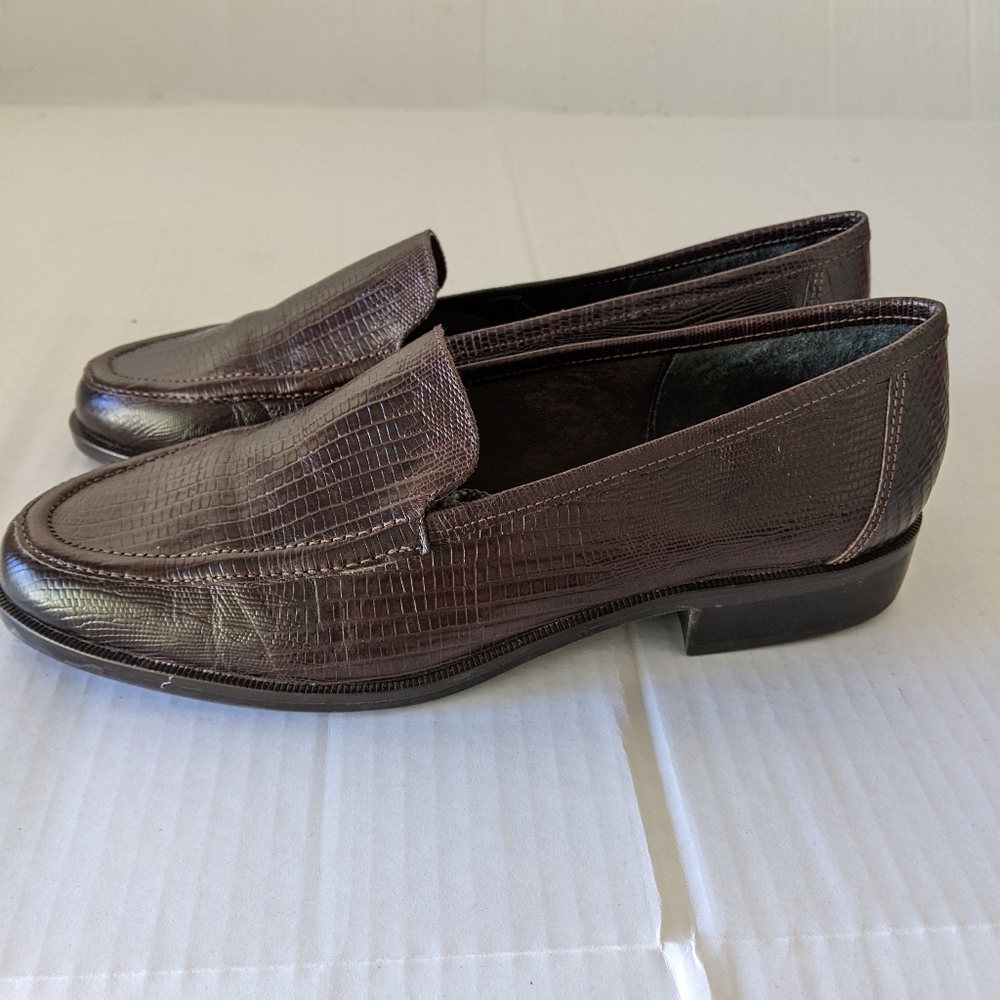 Women's slip-on loafer shoes nine West size 10 chestnut color